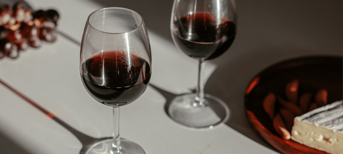 Elegant dinner party table with non-alcoholic wine glasses and pairings